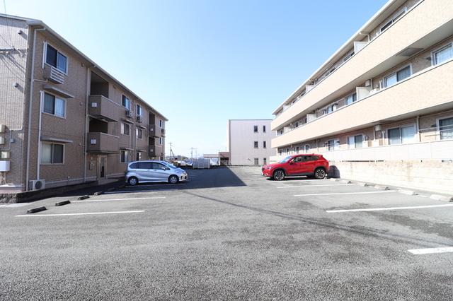 エスターブレ（102） 駐車場