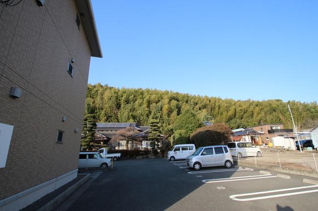 ネオグランデ（303） 駐車場