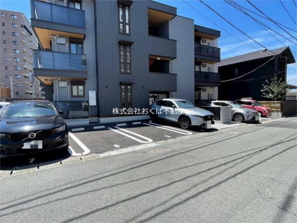 シャルム新屋敷（201） 駐車場
