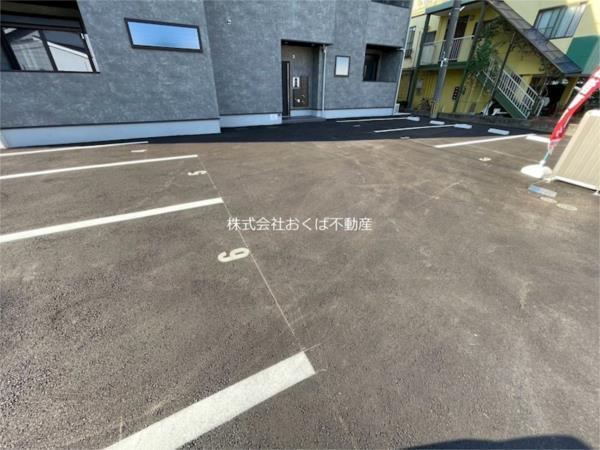 ノヴァイフ黒髪（301） 駐車場