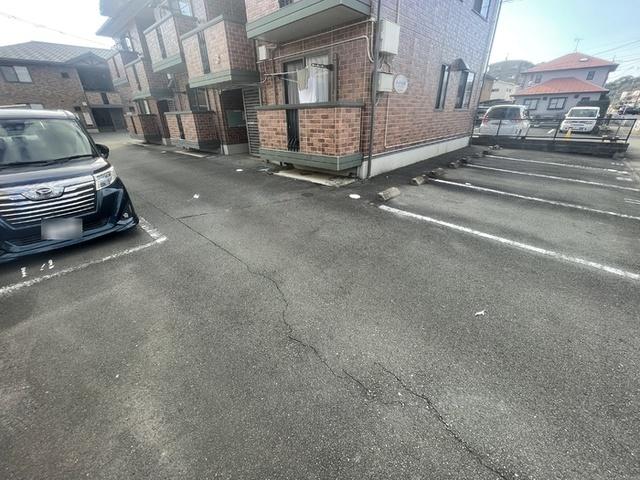 ルミエール上代　B棟（103） 駐車場