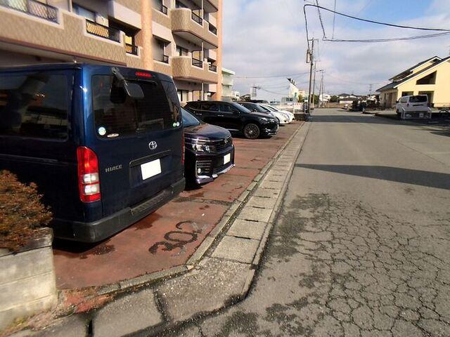 モン・ルポ（105） 駐車場