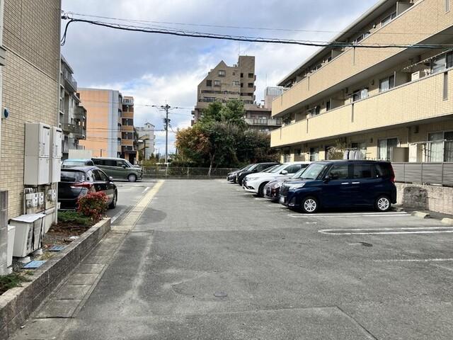 ルミエール国府（303） 駐車場