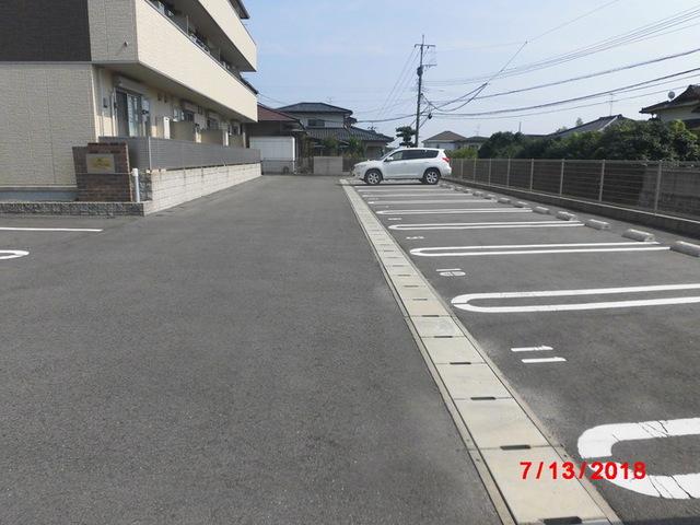 ルミエール長嶺（302） 駐車場