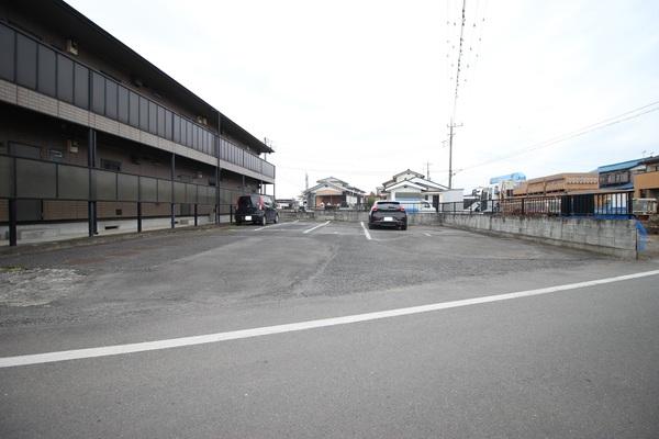ルミエール（102） 駐車場