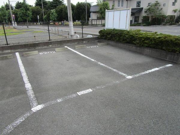 アヴァンセ（C102） 駐車場
