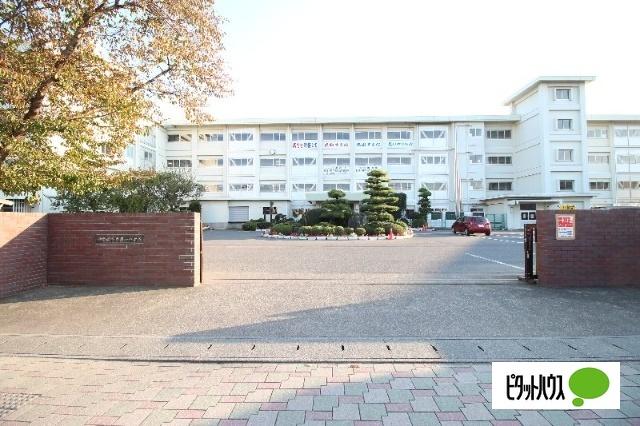 伊勢崎市立第一中学校：2118m