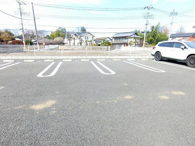 テ・ルサーマ　Ｅ（203） 駐車場