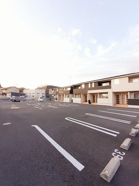 ノイ　レジデンスⅠ（102） 駐車場