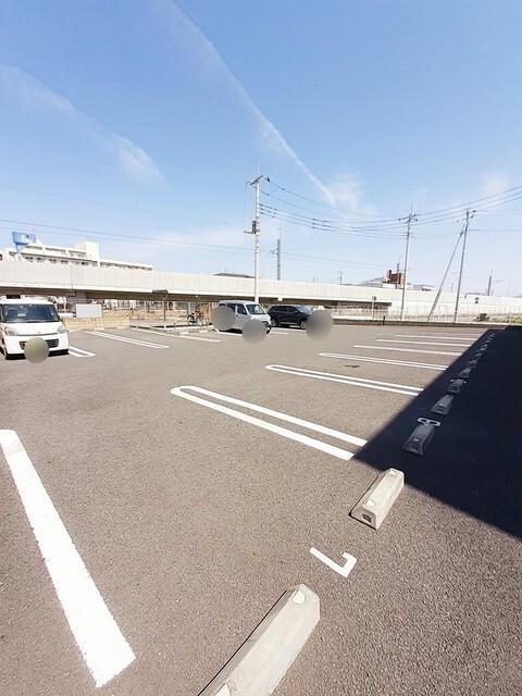 ハイエスト　モデッサ（302） 駐車場