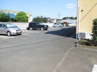 メゾン・ド・アンソレイエ（103） 駐車場