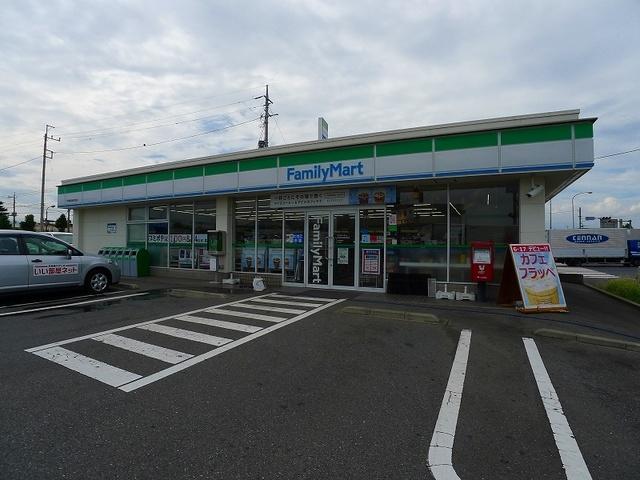 ファミリーマート伊勢崎流通団店：900m