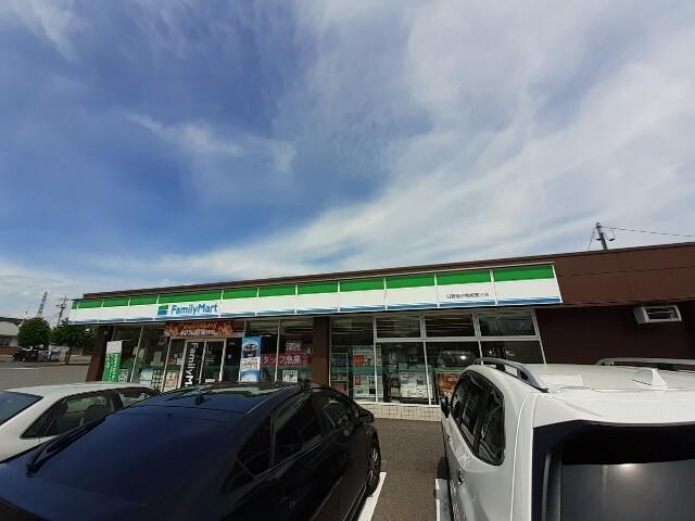 ファミリーマート日野屋伊勢崎店：1000m