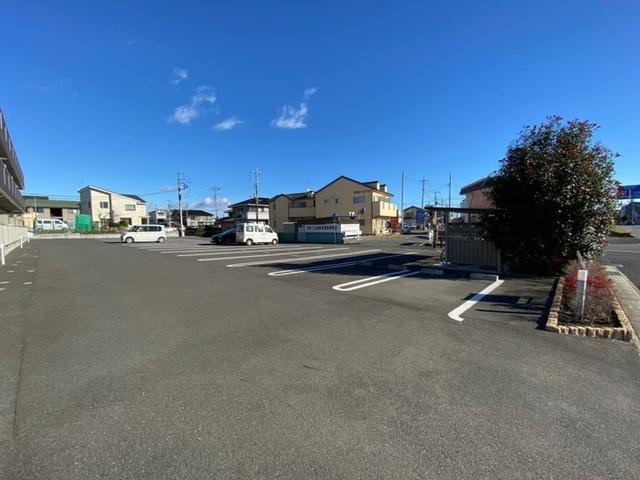 エメラルドグリーン（208） 駐車場
