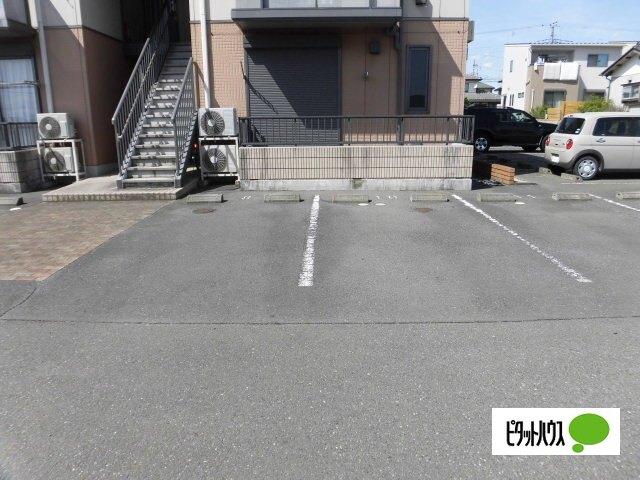 エミネンス西野目C（201） 駐車場