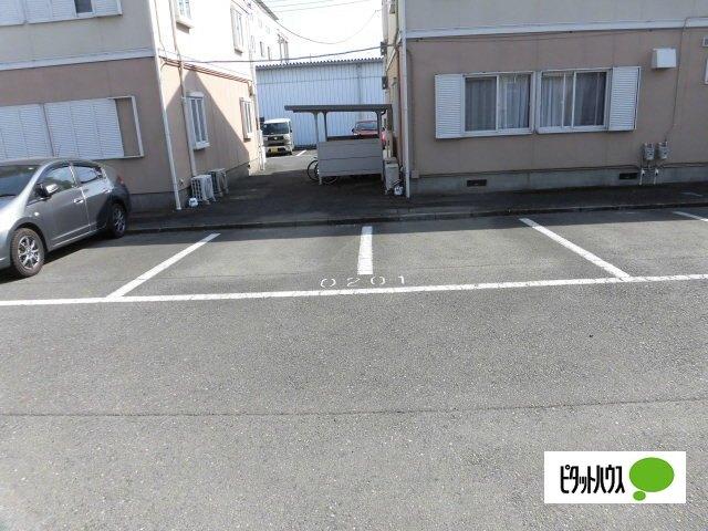 ブリリアント（C201） 駐車場