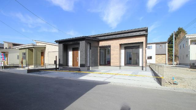 落ち着いた色味のおしゃれな外観♪