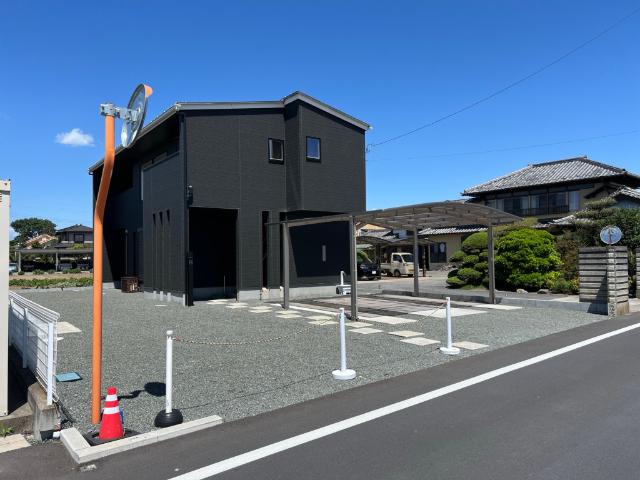 83.52坪のゆとりある敷地で、駐車スペースは3台以上！