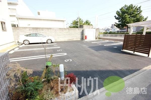 徳島市新蔵町マンション 駐車場