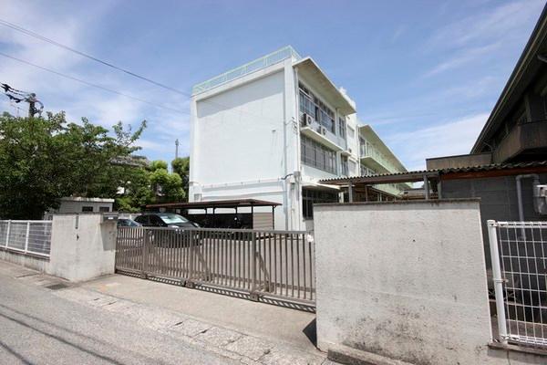 徳島市立昭和小学校：688m