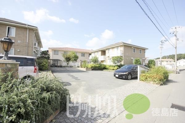 徳島市大原町アパート 駐車場