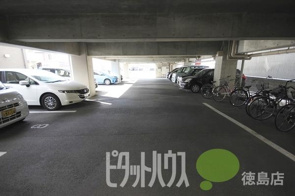 ハーバーハイツ万代町 駐車場