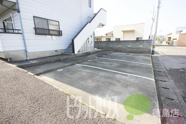 クローバーコート 駐車場