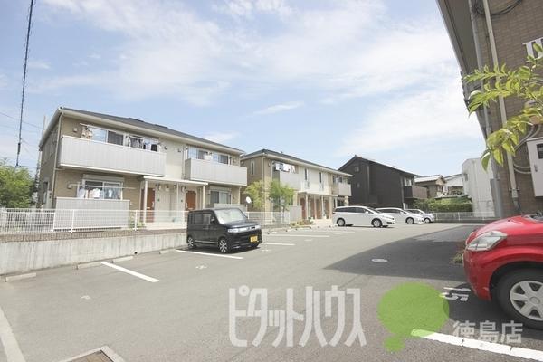 徳島市八万町アパート 駐車場