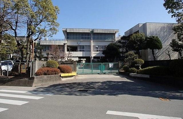 八万南小学校：1300m