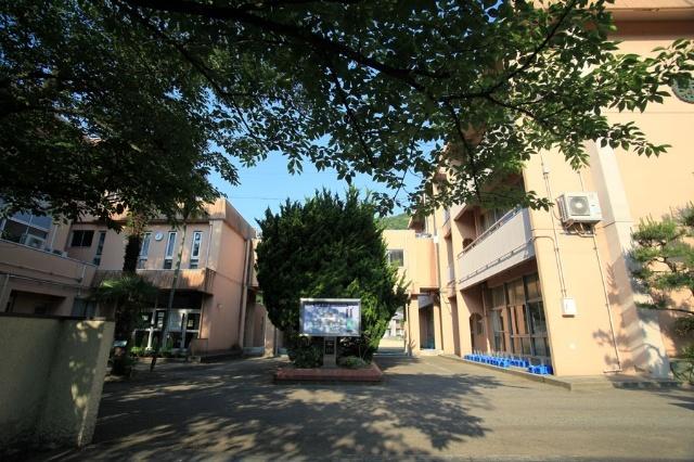 徳島市立新町小学校：827m