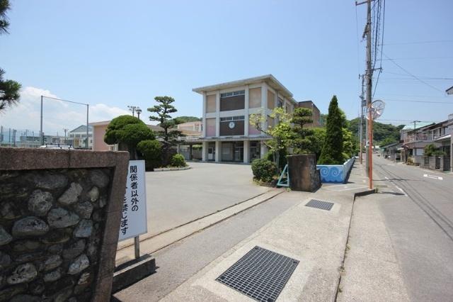 徳島市立津田中学校：418m