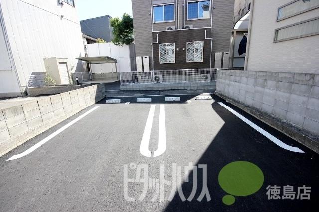コロレ　西新町（102） 駐車場