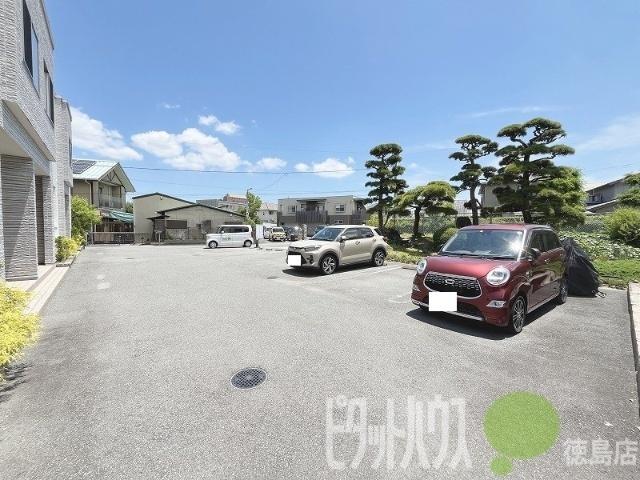 ノルディック　アパートメンツ　1 駐車場