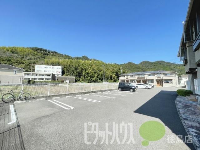 ホワイトローズＡ（202） 駐車場