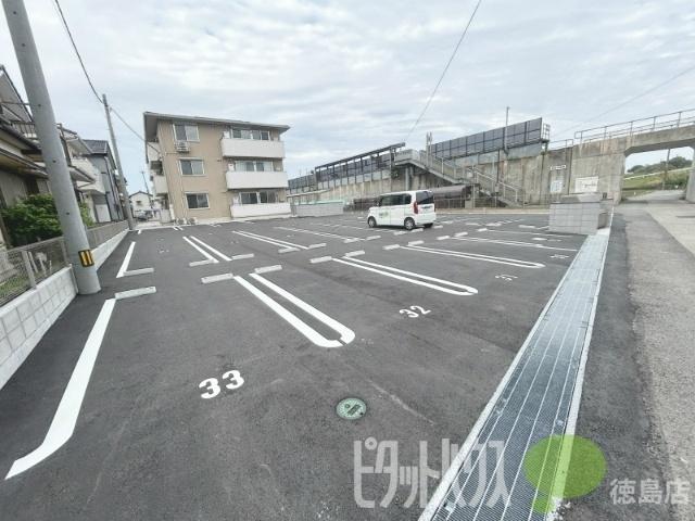 エムフルージュ（102） 駐車場