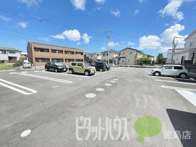 ルミナス 駐車場