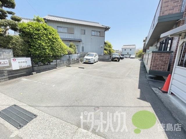 ウィルモア夷山　B棟（B201） 駐車場
