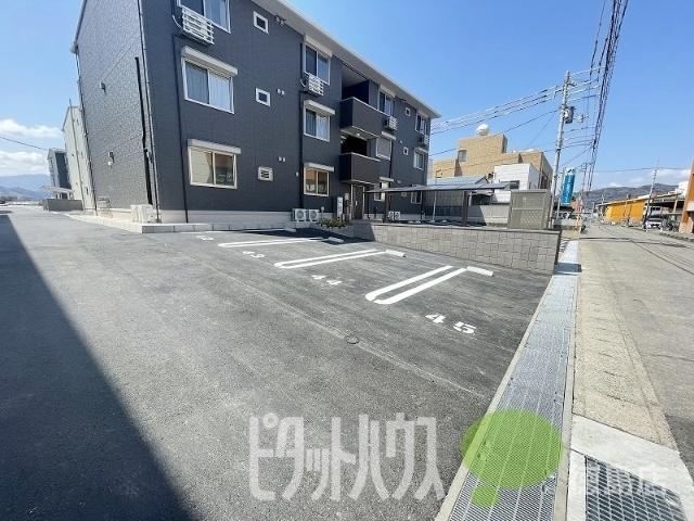 ラ・トゥール山城西　C棟（103） 駐車場