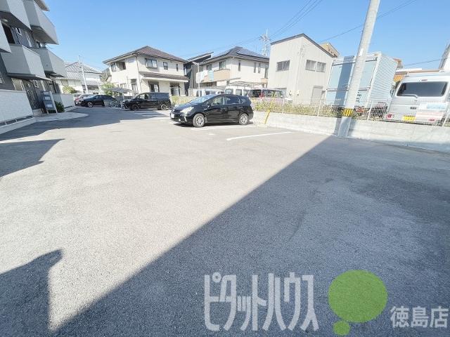 メゾン沖浜（305） 駐車場