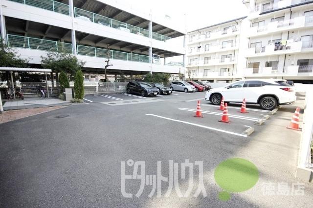 ウェザリア（405） 駐車場