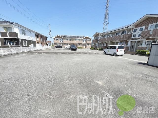 プレアヴェニューＤ（105） 駐車場