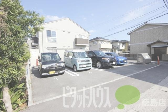 エテルノ（203） 駐車場