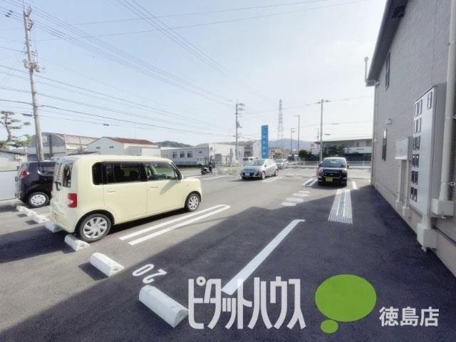 ボンヌ・シャンスⅡ（202） 駐車場