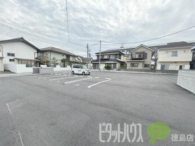 エムフルージュ（305） 駐車場