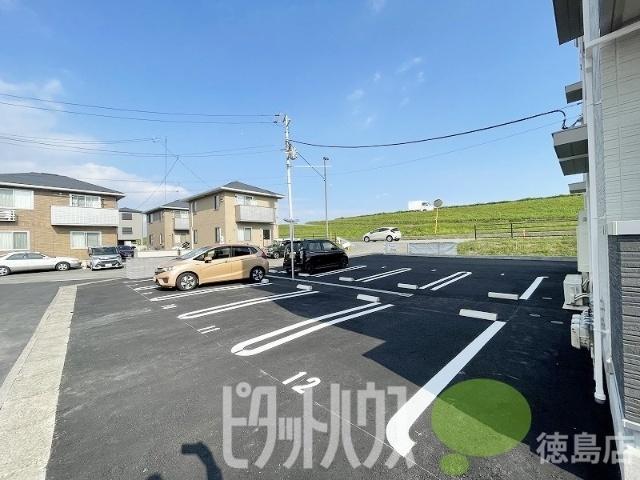 シャルマン上吉野（102） 駐車場