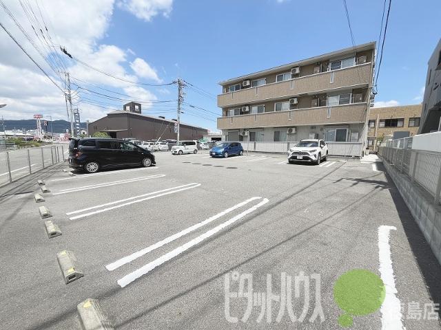 ルーナ（302） 駐車場