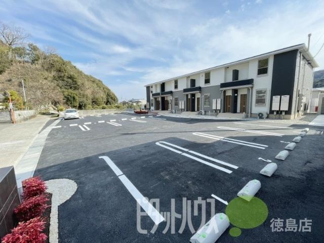 モン・レーヴ（102） 駐車場