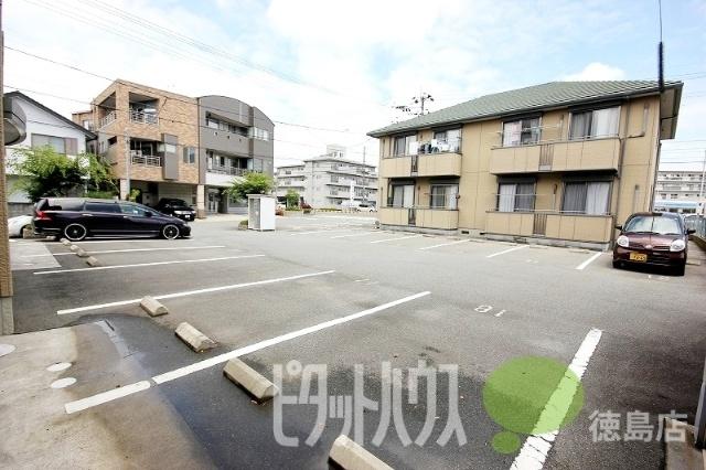 徳島市西新浜町アパート 駐車場