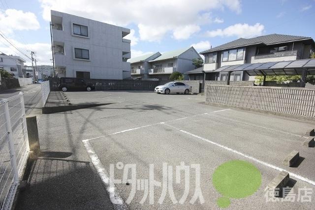 フレンズヒル 駐車場