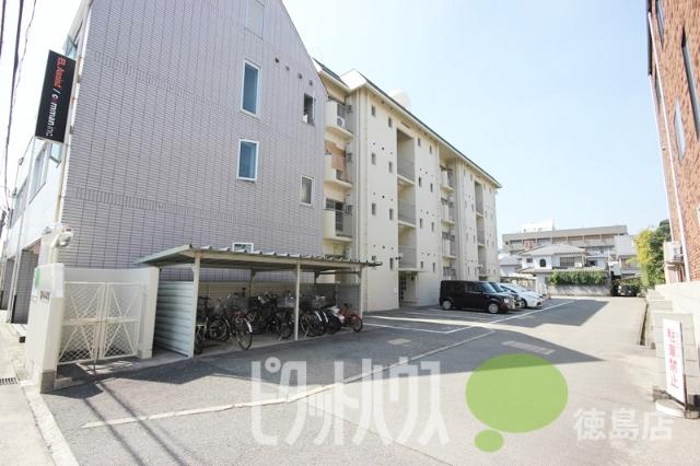 徳島市中昭和町マンション 駐車場